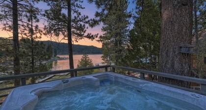 HOT TUB! Gas Fireplace! Boat Dock! Outdoor Scenic Lakefront Views! BBQ!