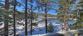 Cozy Lakefront by Destination Big Bear : Gas Fireplace! Boat Dock!Outdoor Scenic Lakefront Views! BBQ!