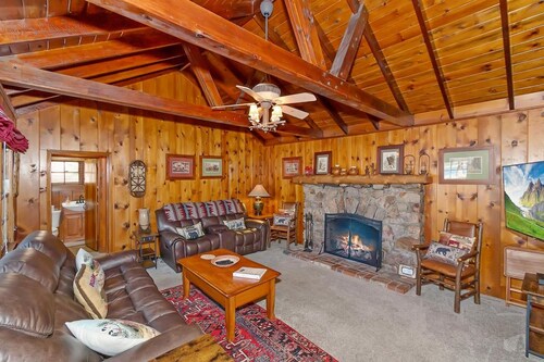 HOT TUB! Gas Fireplace! Boat Dock! Outdoor Scenic Lakefront Views! BBQ!