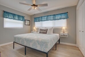 3 bedrooms, iron/ironing board, free WiFi, bed sheets - Direct gulf access home, near shopping, Yacht Club, and beach!! (Cape Coral)