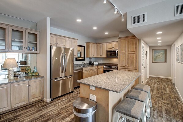 Réfrigérateur, micro-ondes, four, plaque de cuisson