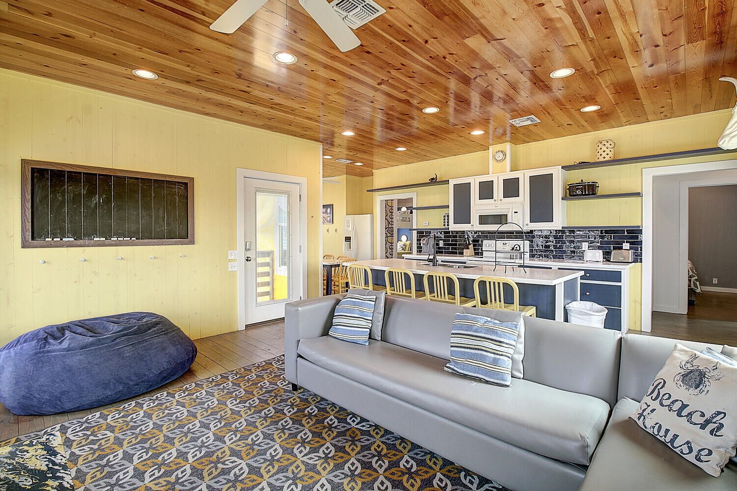 Awesome island home with a community pool. In the heart of Port Aransas!