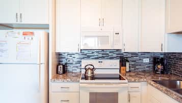 Refrigerador, horno, parrilla de estufa y lavavajillas