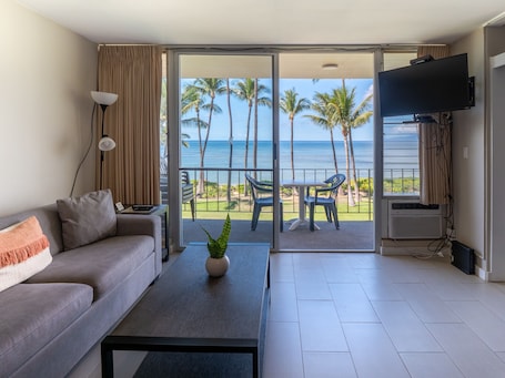 Smart TV, DVD player. Oceanfront, walk to shops and restaurants