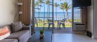 Oceanfront, walk to shops and restaurants