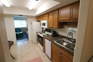 Fridge, microwave, oven, stovetop - Beach, sun and fun on island time in Ft. Pierce (Ft. Pierce)