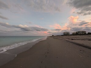 شاطئ خاص، كراسي للتشمس