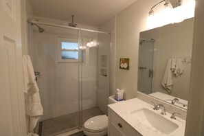 Combined shower/tub, towels, soap, toilet paper - Beach, sun and fun on island time in Ft. Pierce (Ft. Pierce)