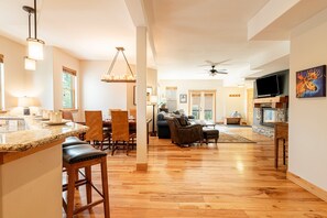 Smart TV, fireplace, stereo