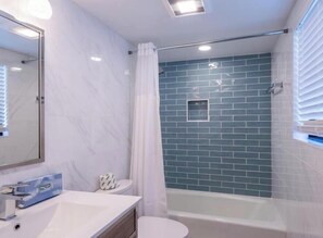 Badewanne, Haartrockner, Handtücher