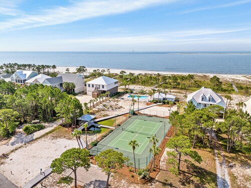 Pet-friendly, gated community home with beach, pool, and tennis court access