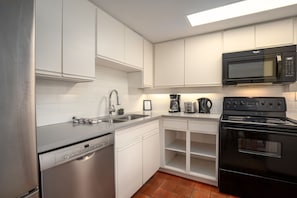 Réfrigérateur, four à micro-ondes, un four, surface de cuisson
