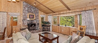 Fox Canyon by Destination Big Bear : Hot Tub! BBQ! Air Hockey! Internet! Deck! Great Neighborhood! Fireplace!
