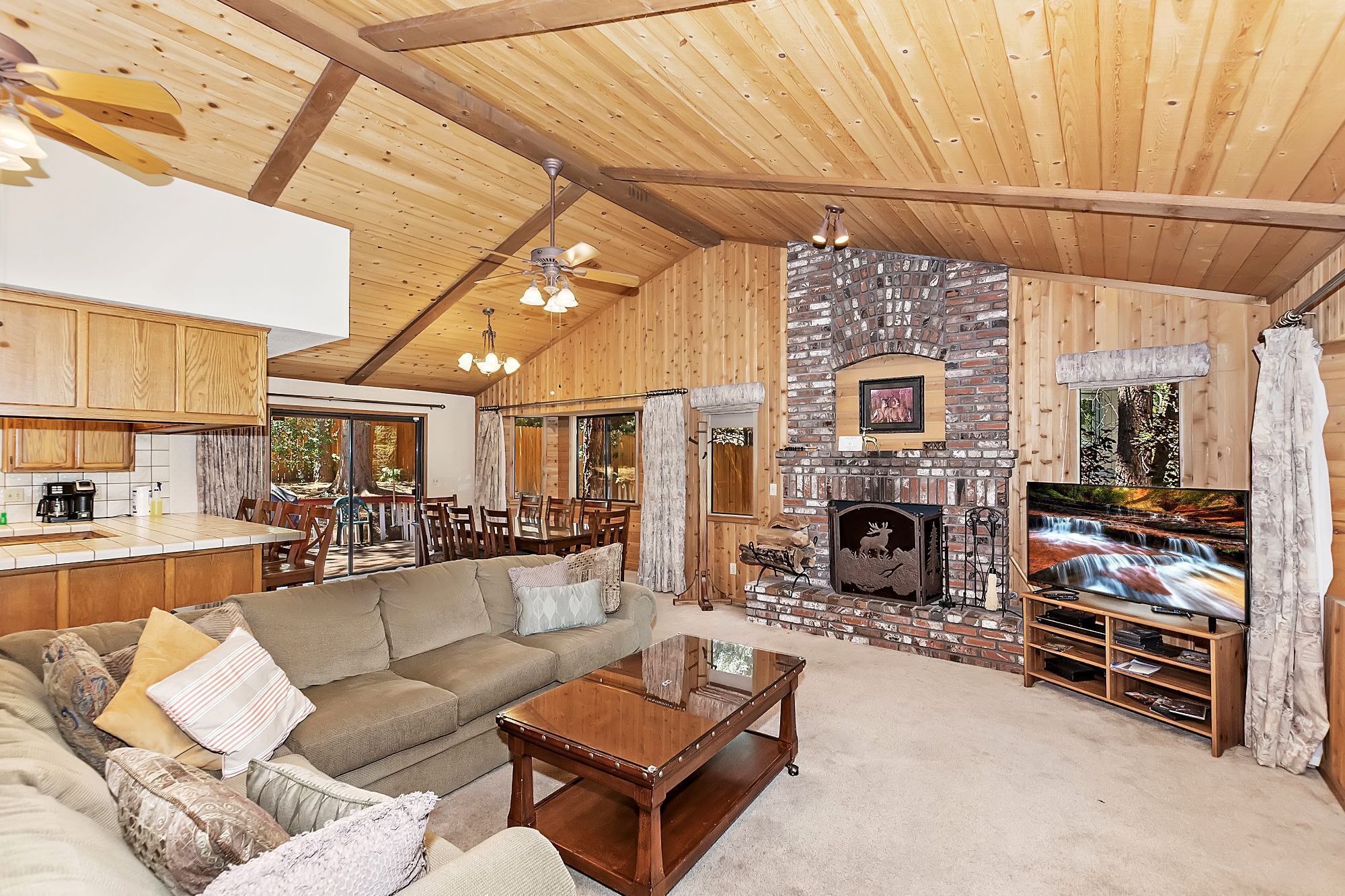 Télévision, cheminée, lecteur de DVD