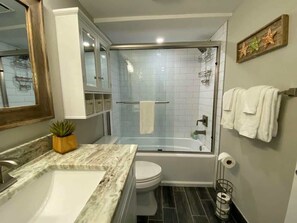 Douche, sèche-cheveux, serviettes fournies