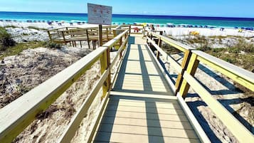 Sulla spiaggia, lettini da mare, teli da spiaggia