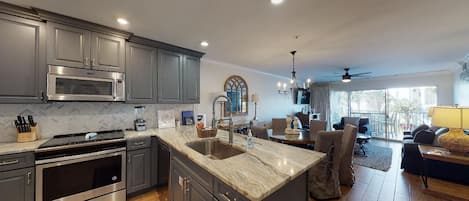 Kühlschrank, Mikrowelle, Ofen, Herdplatte