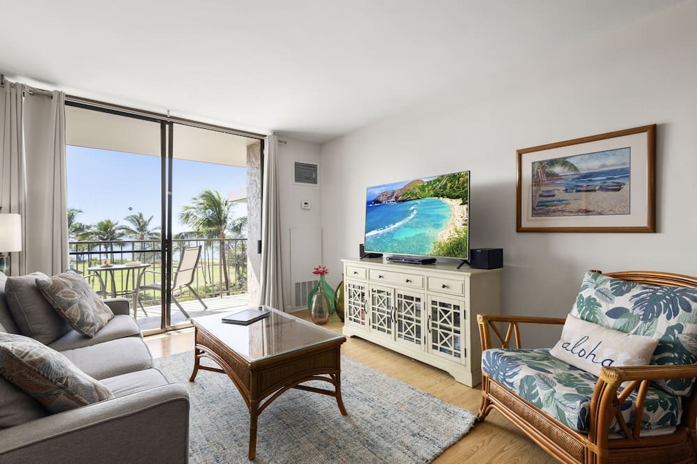 Kauhale Makai 627: Top Floor Ocean view Condo at Ocean Front Resort