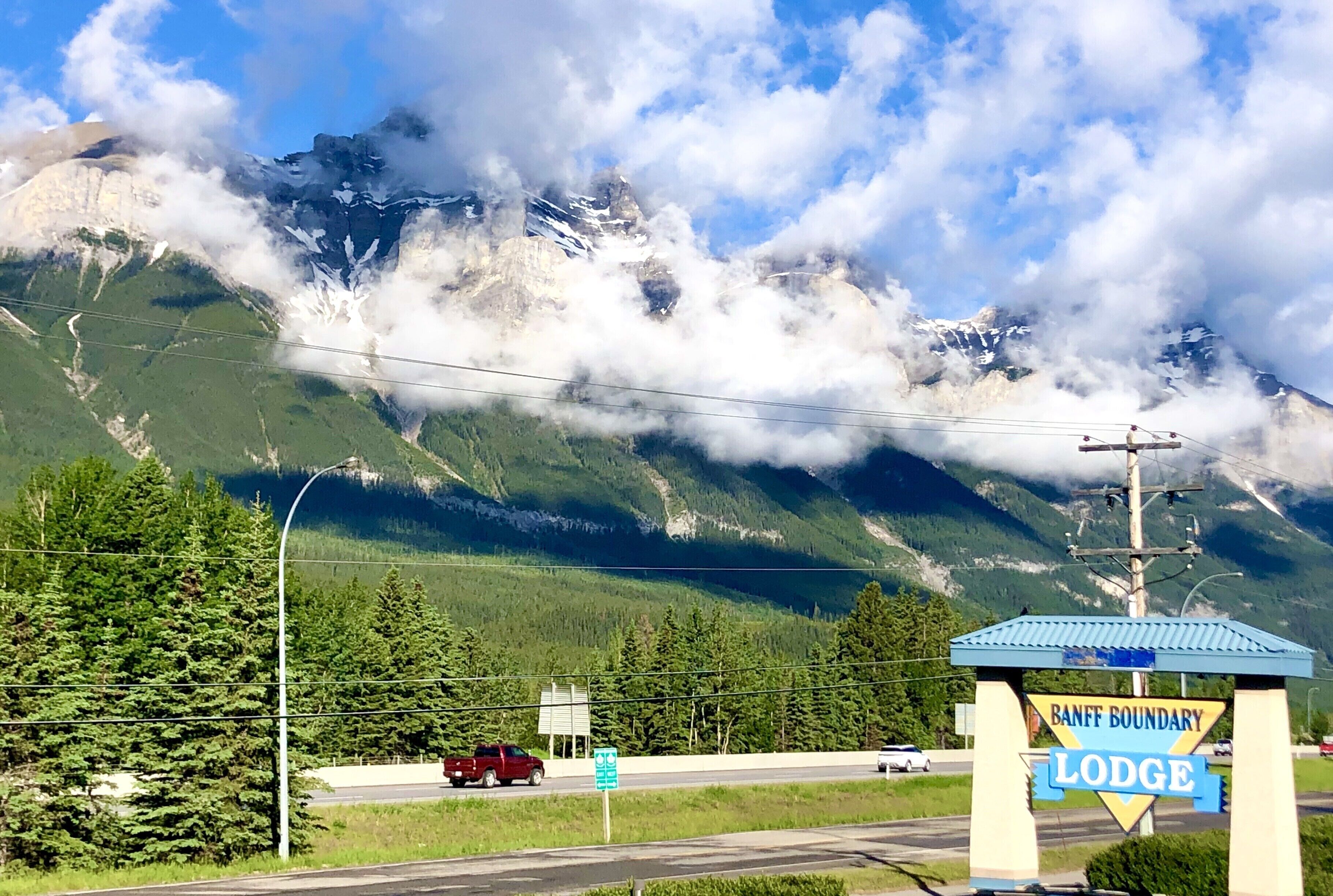 Schild für die Banff Boundary Lodge vor einer Bergkulisse.