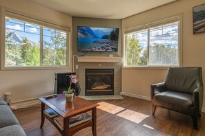 Smart TV, fireplace, DVD player - Gorgeous view 2 Storey Townhouse 2 BR/1.5 Bath, A/C, Hot Tub, Fire Pit  (Harvie Heights)