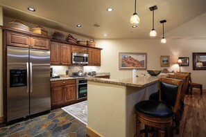 ثلاجة، فرن، موقد طهي مسطح، غسالة أطباق