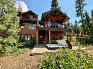 Outdoor spa tub - Gondola Ski-in/Ski-out By Tahoe Getaways - Luxury 4 BR, Private Hot Tub, Access to Pool (Truckee)
