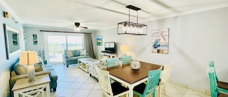 Televisie, een open haard en een dvd-speler