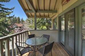 Outdoor dining - Bear Meadows Retreat by Destination Big Bear : Walk to Bear Mountain! Wifi! BBQ! 2 Master Suites! Internet! Cable TV! (Big Bear Lake)