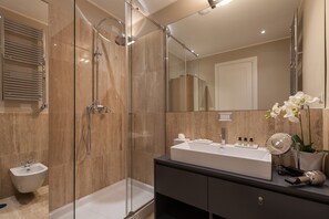 Douche, sèche-cheveux, bidet, serviettes fournies