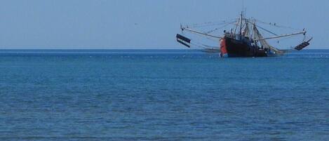 Um barco de pesca encalhado na água.