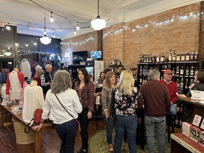 NEWPORT INN #3 - NO CLEANING FEES!! FREE PARKING!! WALK TO GAMES AND CONCERTS!!!