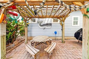 Outdoor dining - Unforgettable Family Gatherings Await at Banyan Breeze. This luxurious Gulf Coas (Port Aransas)