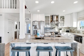 Four à micro-ondes, un four, lave-vaisselle, cafetière-théière