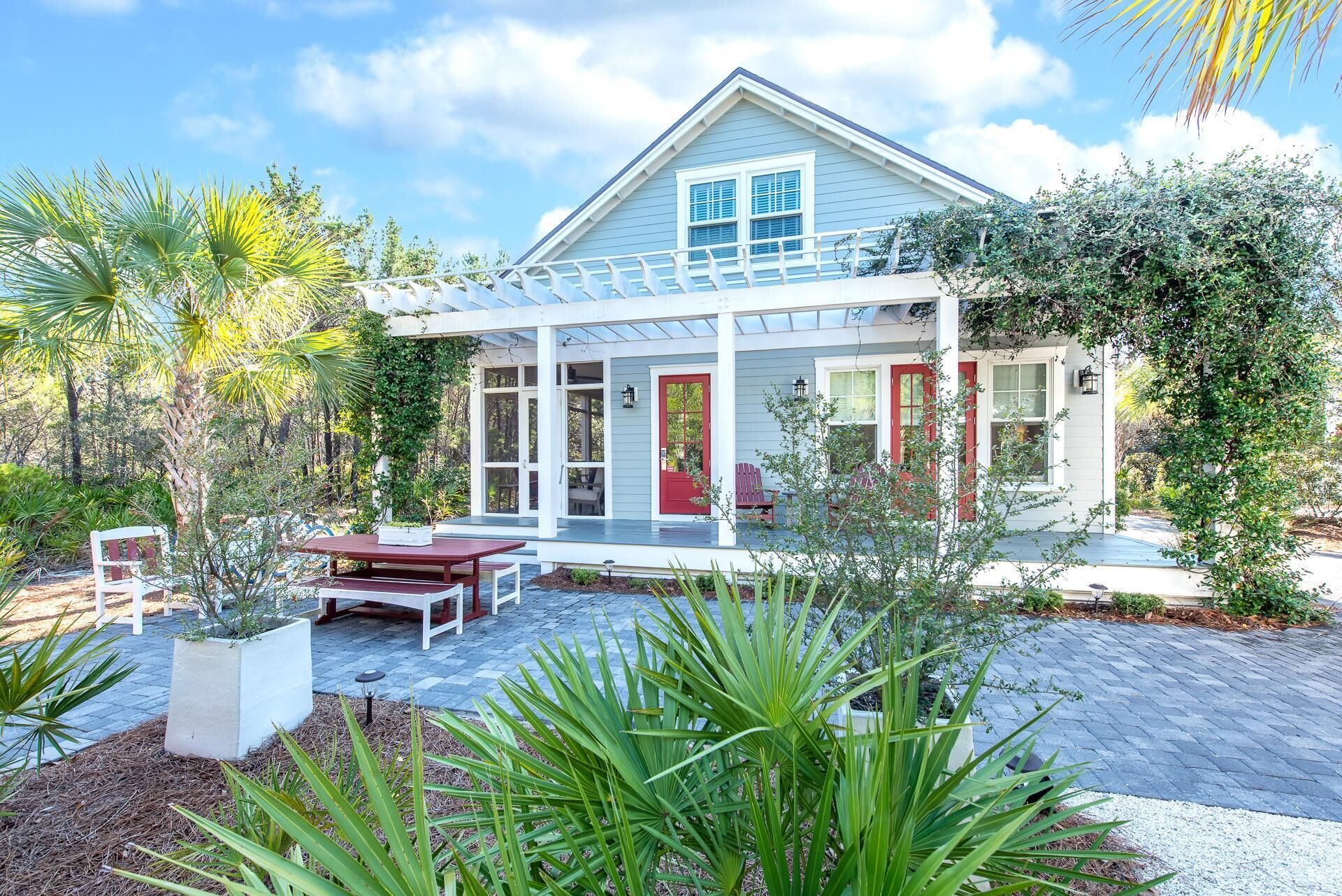Spend Fall at the Beach! 1 Minute Bike Ride to Beach! Spacious Living Area!
