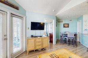 Dining - Comfortable Dog-Friendly Condo with Pool - Two Blocks to the Beach (Corpus Christi)