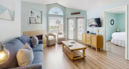 Condominio cómodo, apto para perros con una piscina compartida, dos cuadras de la playa!