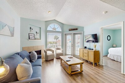 Comfortable Dog-Friendly Condo with Pool - Two Blocks to the Beach
