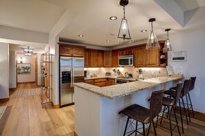 Fridge, oven, stovetop, dishwasher