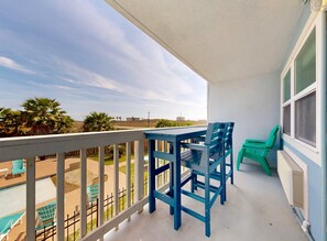 Outdoor dining - Studio Condo in Town, Near Beach, Shared Pool and Hot Tub (Port Aransas)