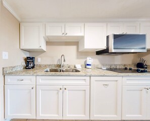 Réfrigérateur, four, plaque de cuisson, cafetière/bouilloire