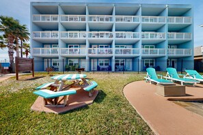 Outdoor dining - Studio Condo in Town, Near Beach, Shared Pool and Hot Tub (Port Aransas)