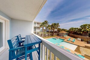 Outdoor dining - Studio Condo in Town, Near Beach, Shared Pool and Hot Tub (Port Aransas)