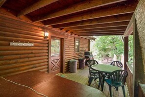 Outdoor dining - ER25 • Family Cabin Near Dollywood | Walk to Pool • Hot Tub • Arcade Games (Pigeon Forge)