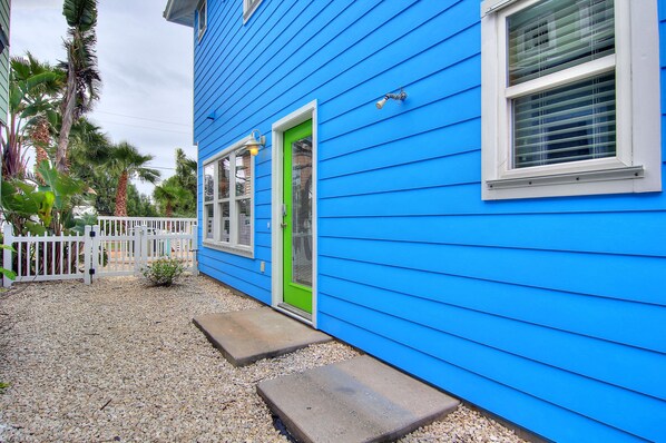 Exterior detail - 4 bedroom 2.5 baths, plenty of boat parking, wonderful pool and tropical grounds (Port Aransas)
