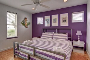 4 bedrooms, iron/ironing board, free WiFi, bed sheets - 4 bedroom 2.5 baths, plenty of boat parking, wonderful pool and tropical grounds (Port Aransas)