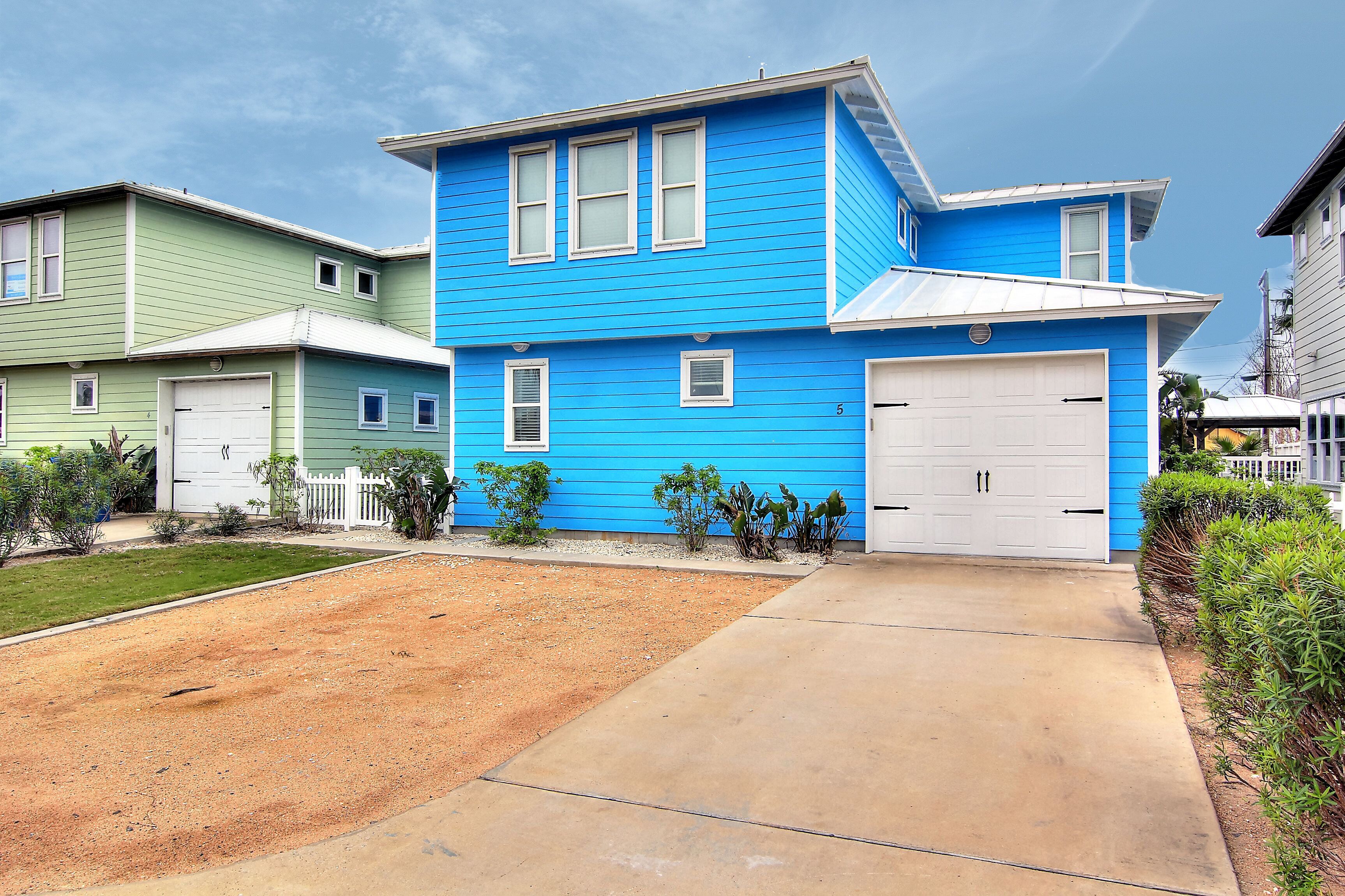 Coastal Community, pool, sleeps 10!