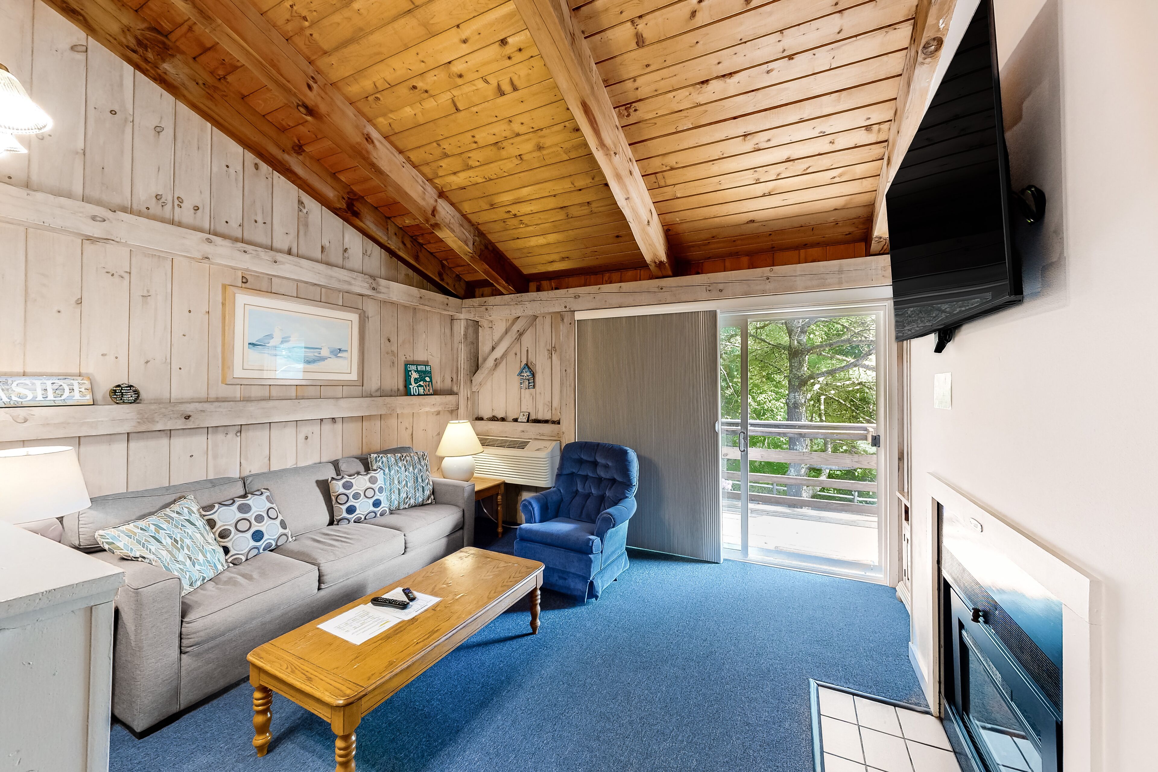 Superb townhouse close to golf & the beach with deck, tennis & pool