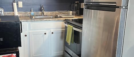 Réfrigérateur, four à micro-ondes, un four, surface de cuisson
