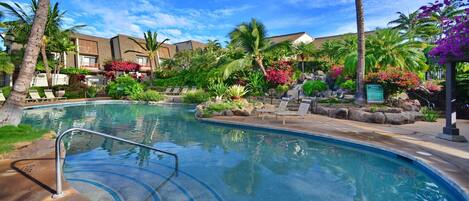 Una piscina al aire libre