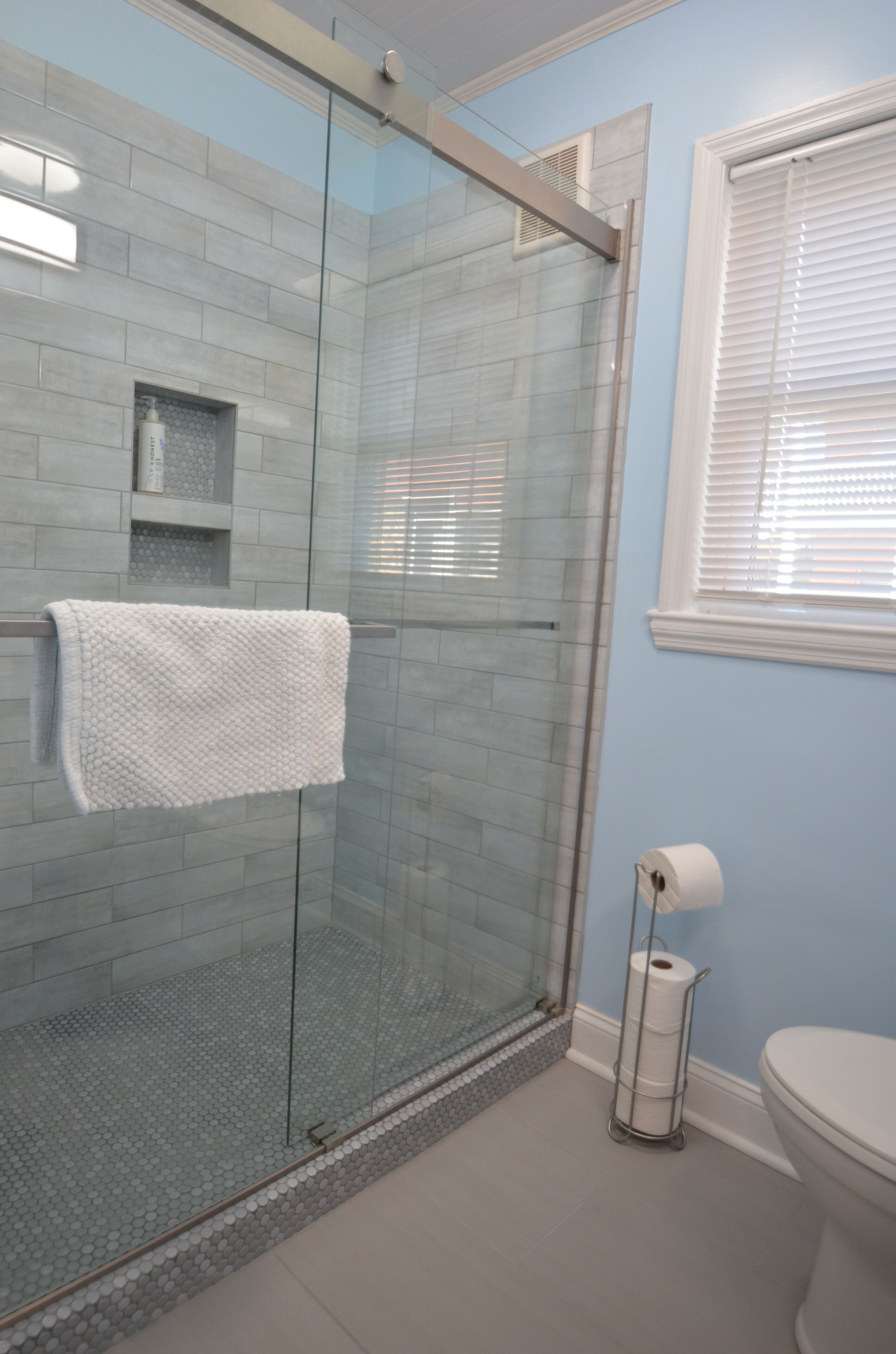 Combined shower/tub, hair dryer, towels, soap